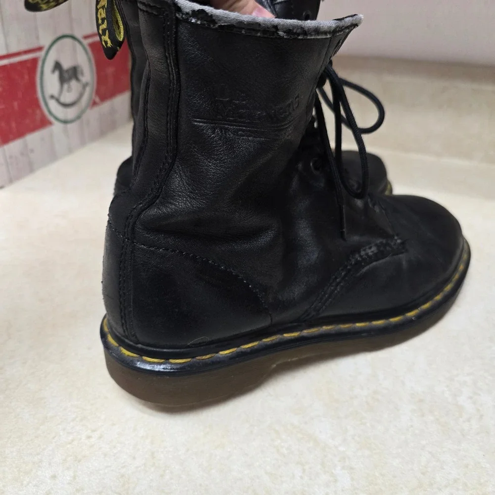 Dr. Martens 1460 Black Leather 8 Eye Lace Up Combat Boots Mens 8‎ Womens 9 EU 41